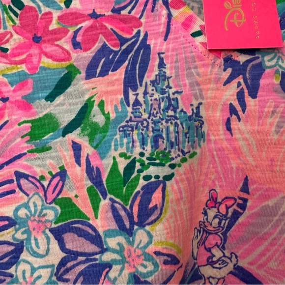 NWT Lilly Pulitzer X Disney Parks Etta V-Neck Tee Disney Dreamin’ MED Limited Ed - Picture 11 of 13